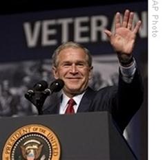 President Bush waves as he is introduced prior to addressing the Veterans of Foreign Wars national convention, in Orlando, Florida, 20 Aug 2008